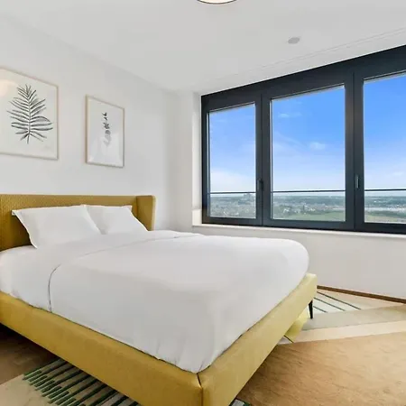 Apartment Stylish And Luxurious With Pool & Gym