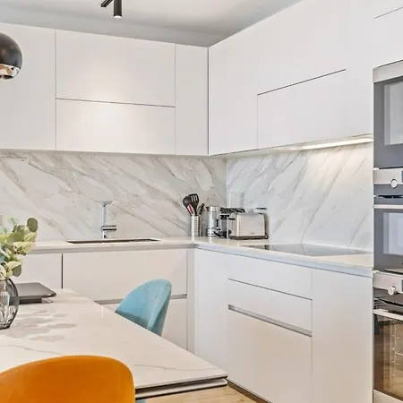 Stylish And Luxurious With Pool & Gym Apartment *